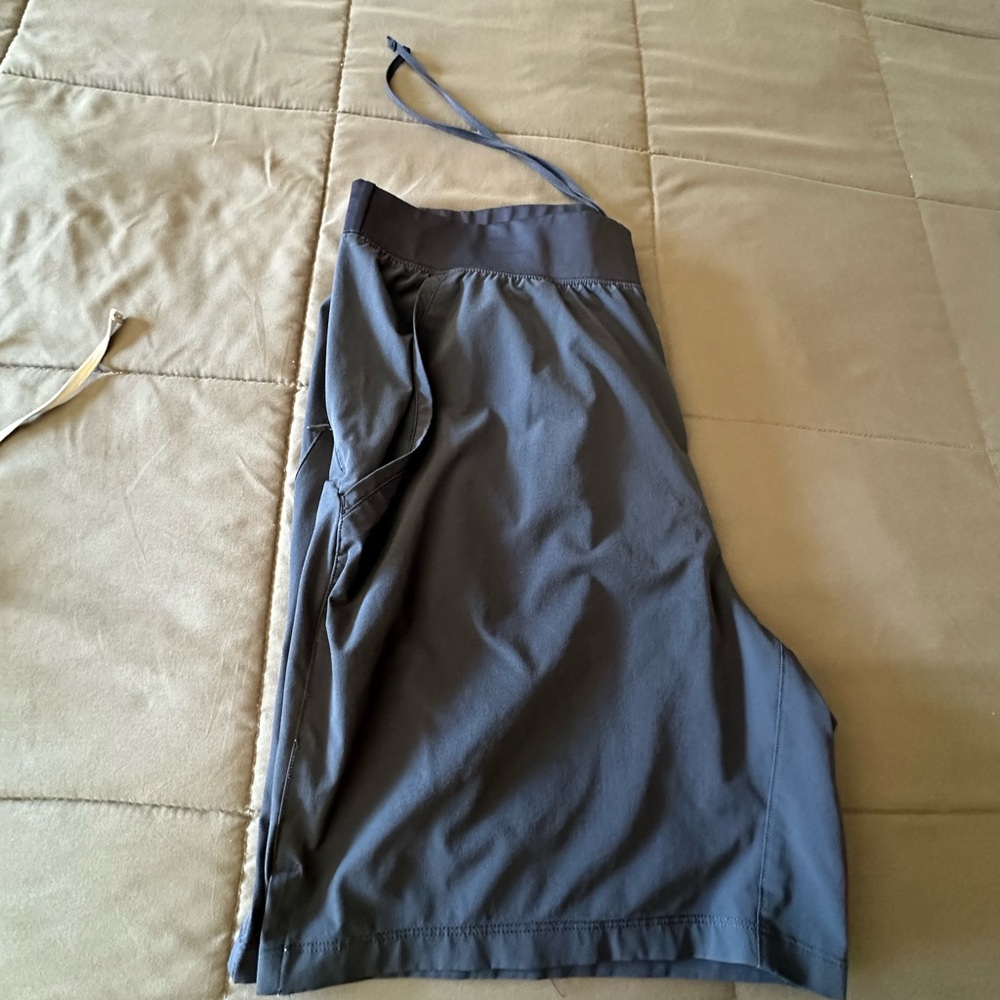 ALO Yoga Men's Silver and Navy Athletic Shorts - Picture 3 of 6